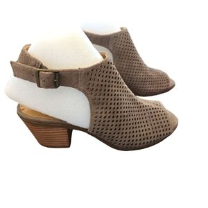 Lucky Brand Laser Cut Suede Peep Toe Back Strap Chunky Heel Sandal Size 8.5